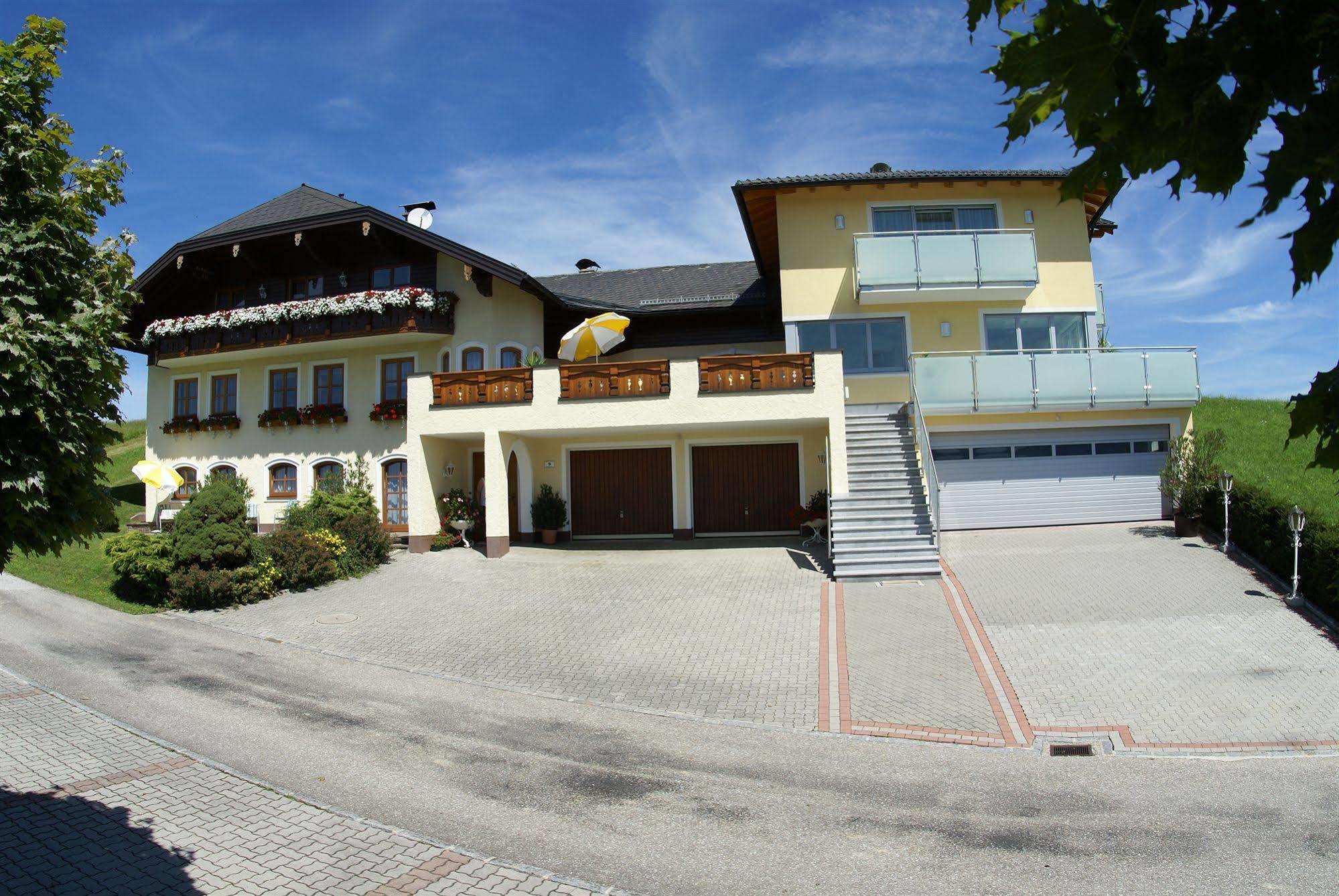 Gaestehaus Stabauer Мондзее Екстериор снимка