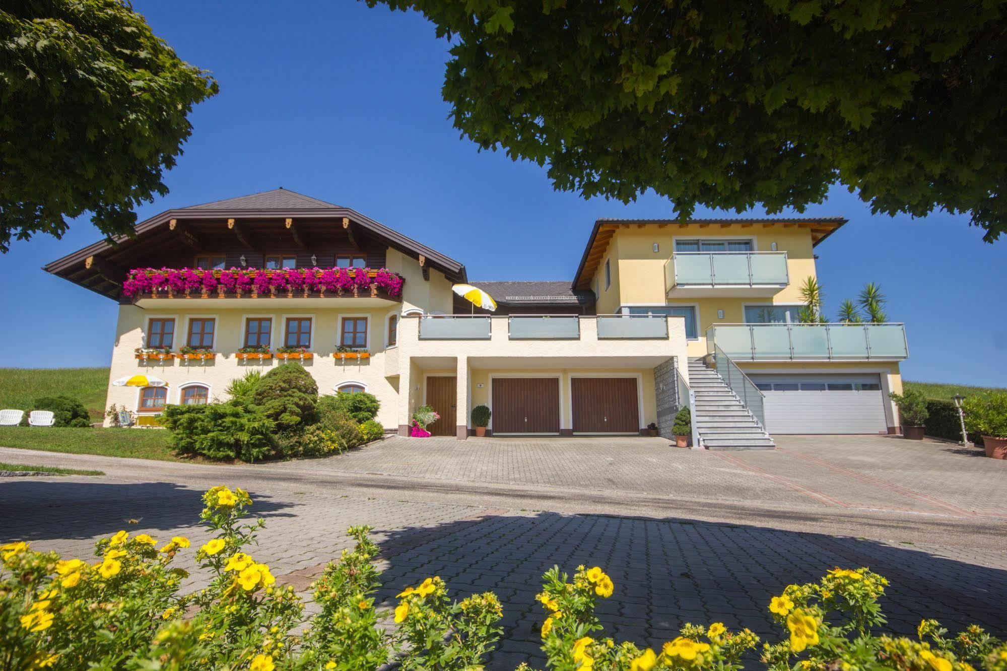 Gaestehaus Stabauer Мондзее Екстериор снимка
