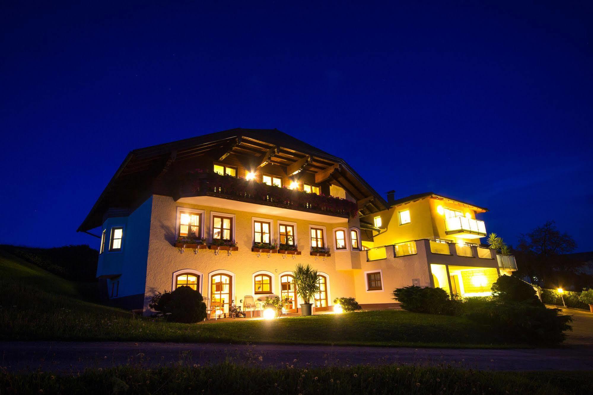 Gaestehaus Stabauer Мондзее Екстериор снимка