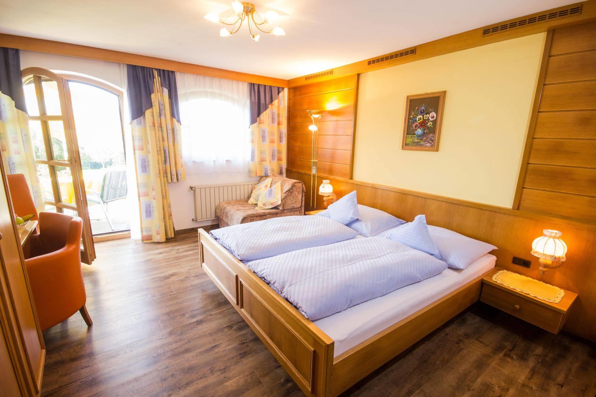 Gaestehaus Stabauer Мондзее Екстериор снимка